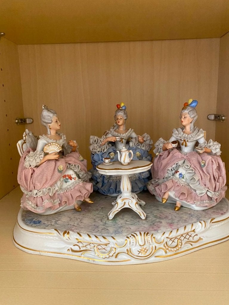 Porseleinen beeldjes/ Rococo tafelstuk, Ophalen