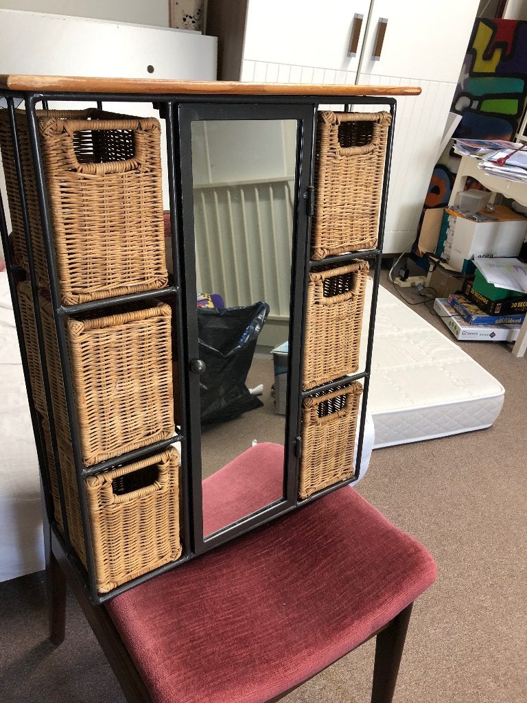 Vintage wandkastje met spiegel en rieten mandjes, Ophalen, Gebruikt, 40 cm, Hout