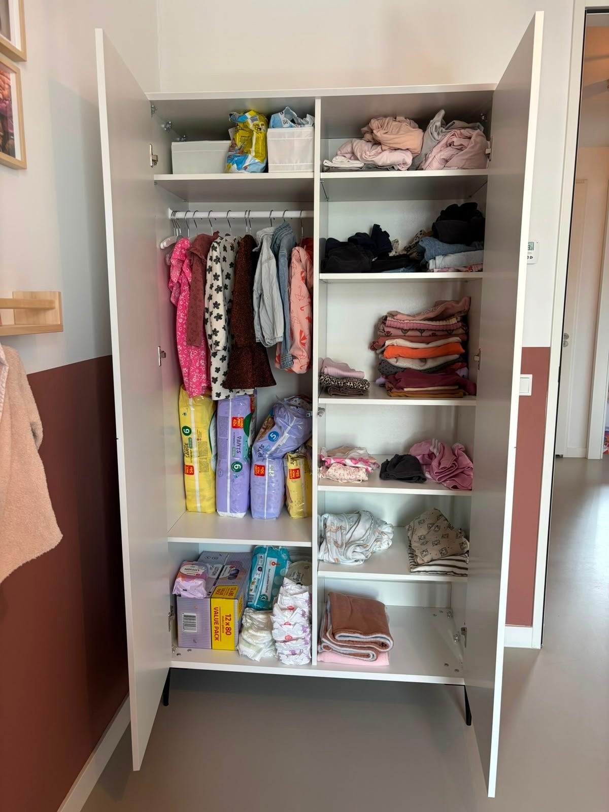 Foto 15 van Kidsmill Lasse Babykamer wit: Ledikant, Commode, Kledingkast