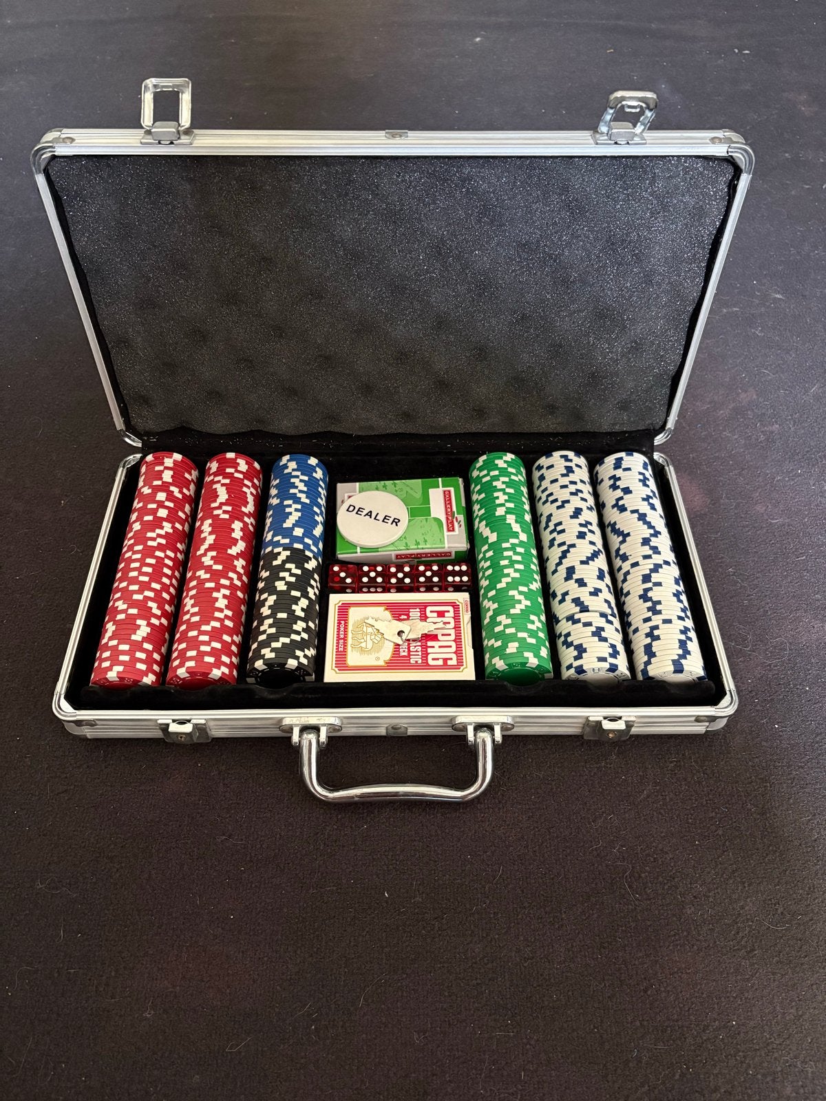 Pokerset 300 chips in aluminium koffer, Ophalen of Verzenden, Gebruikt