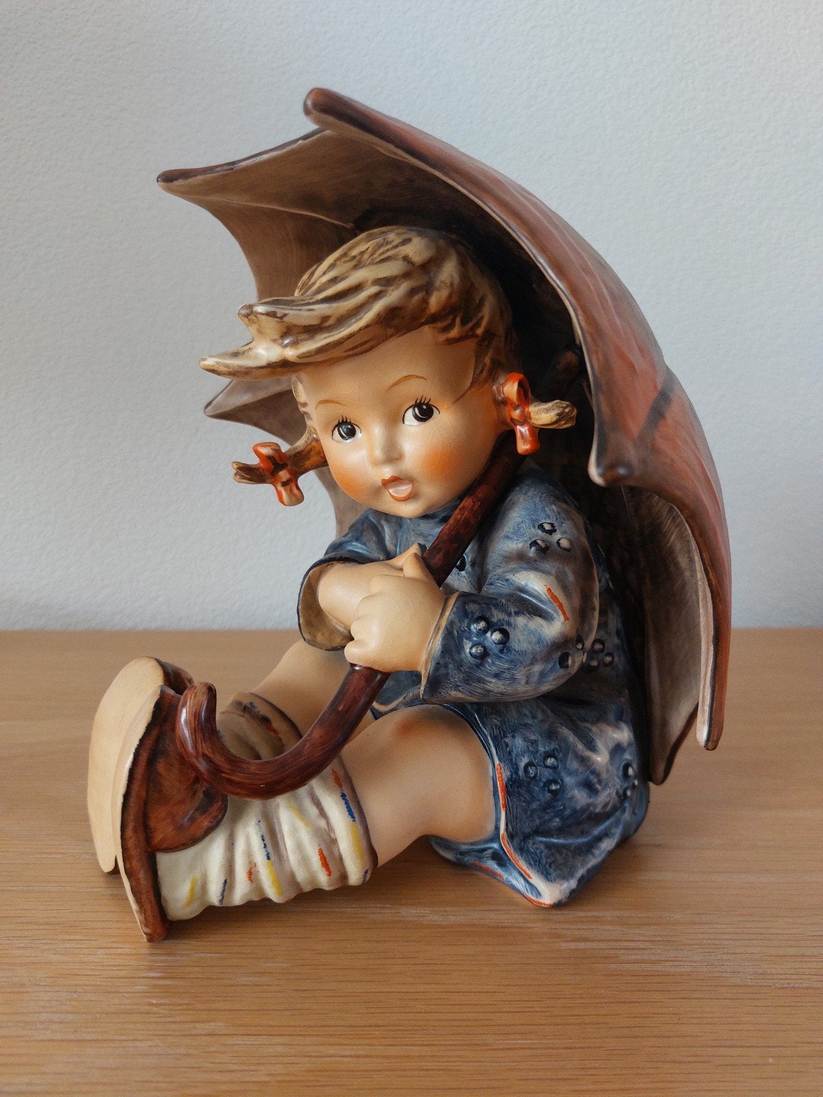 Goebel Hummel beeldje 'Little Fiddler' met paraplu, Ophalen