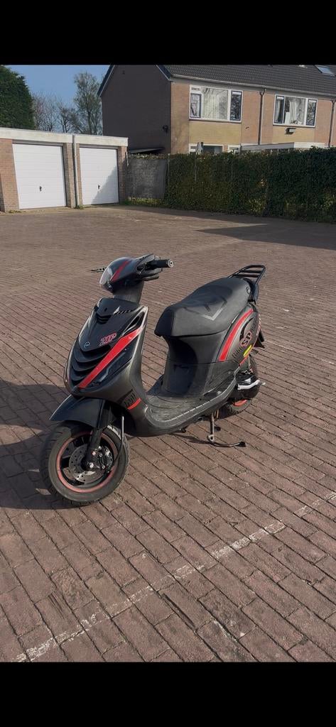 piaggio zip 70cc 2 takt, Fietsen en Brommers, Scooters | Piaggio, Ophalen of Verzenden, Zo goed als nieuw, Tweetakt, Zip