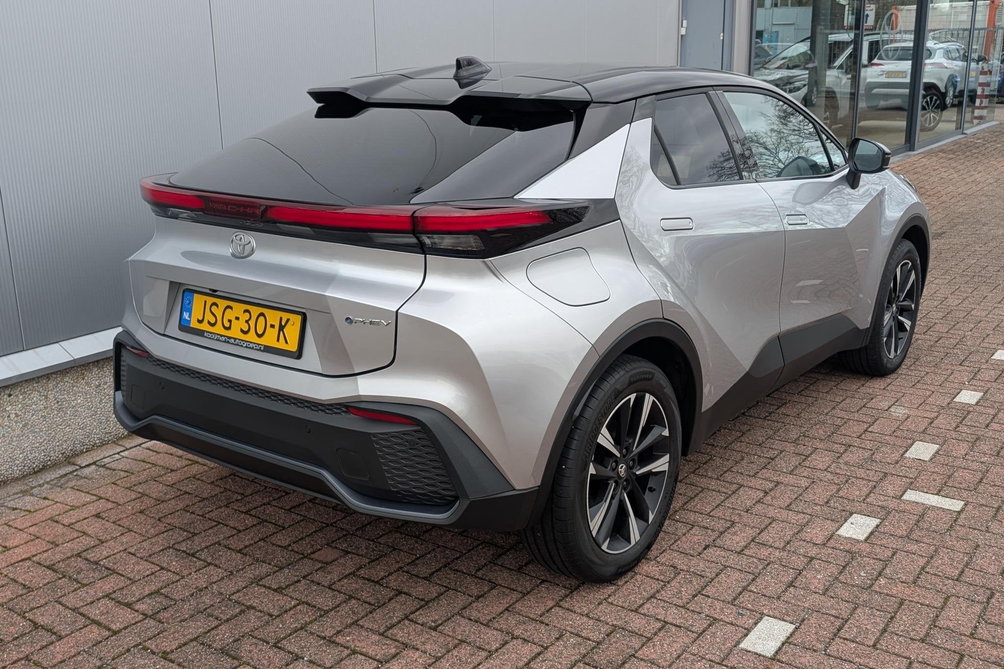Toyota C-HR 2.0 Plug-in Hybrid 220 Dynamic / Camera / Stoel, Auto's, Dealer onderhouden, 4 cilinders, Bedrijf, Grijs