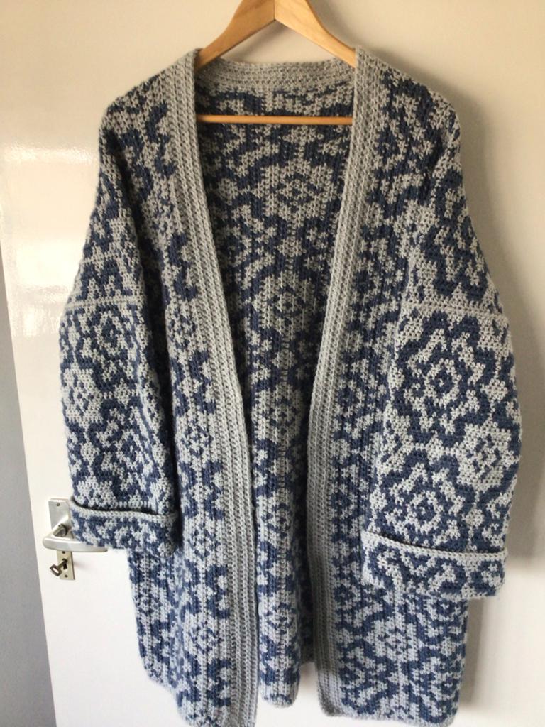Gehaakt vest met patroon, blauw/grijs, 90 cm lengte € 25, Ophalen, Nieuw, Maat 42/44 (L), Overige kleuren