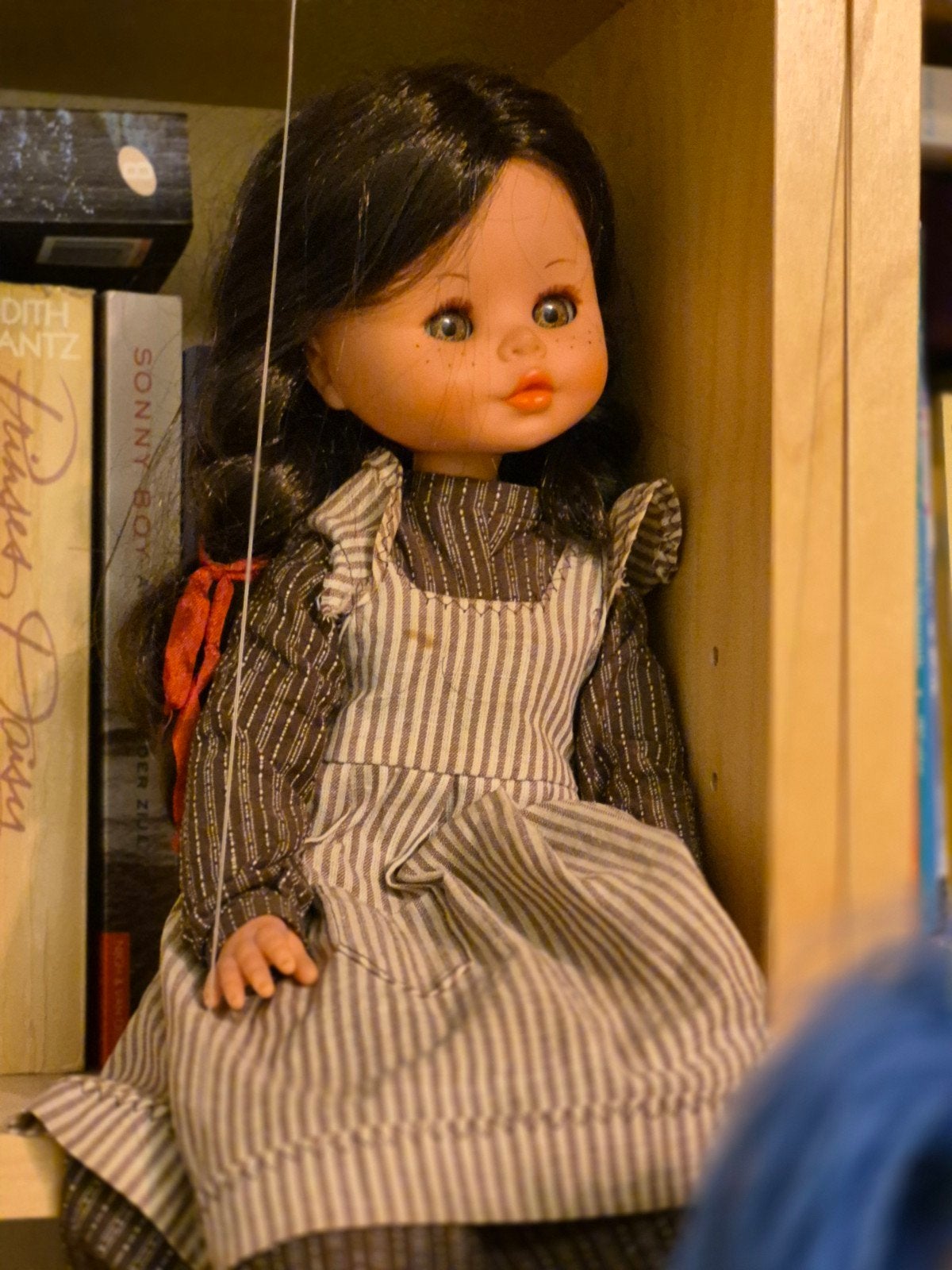 Mooie Babypop met gestreepte jurk en donker haar, Ophalen