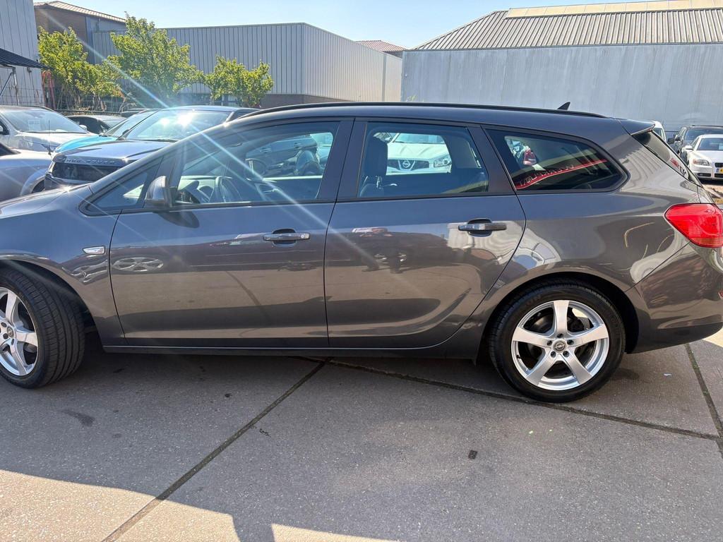 Opel Astra Sports Tourer 1.4 Edition Airco, pdc, trekhaak, Voorwielaandrijving, Euro 5, Gebruikt, 4 cilinders