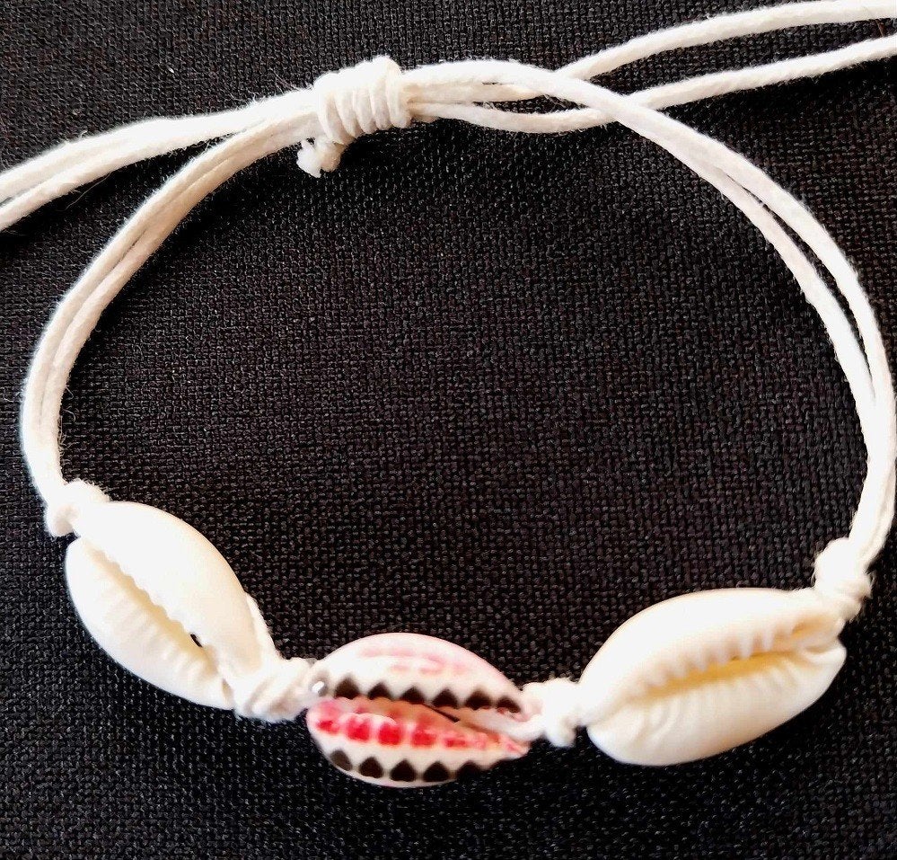 armbandje 3 schelpen zwart-rode hartjes, Verzenden, Nieuw, Overige kleuren, Overige materialen