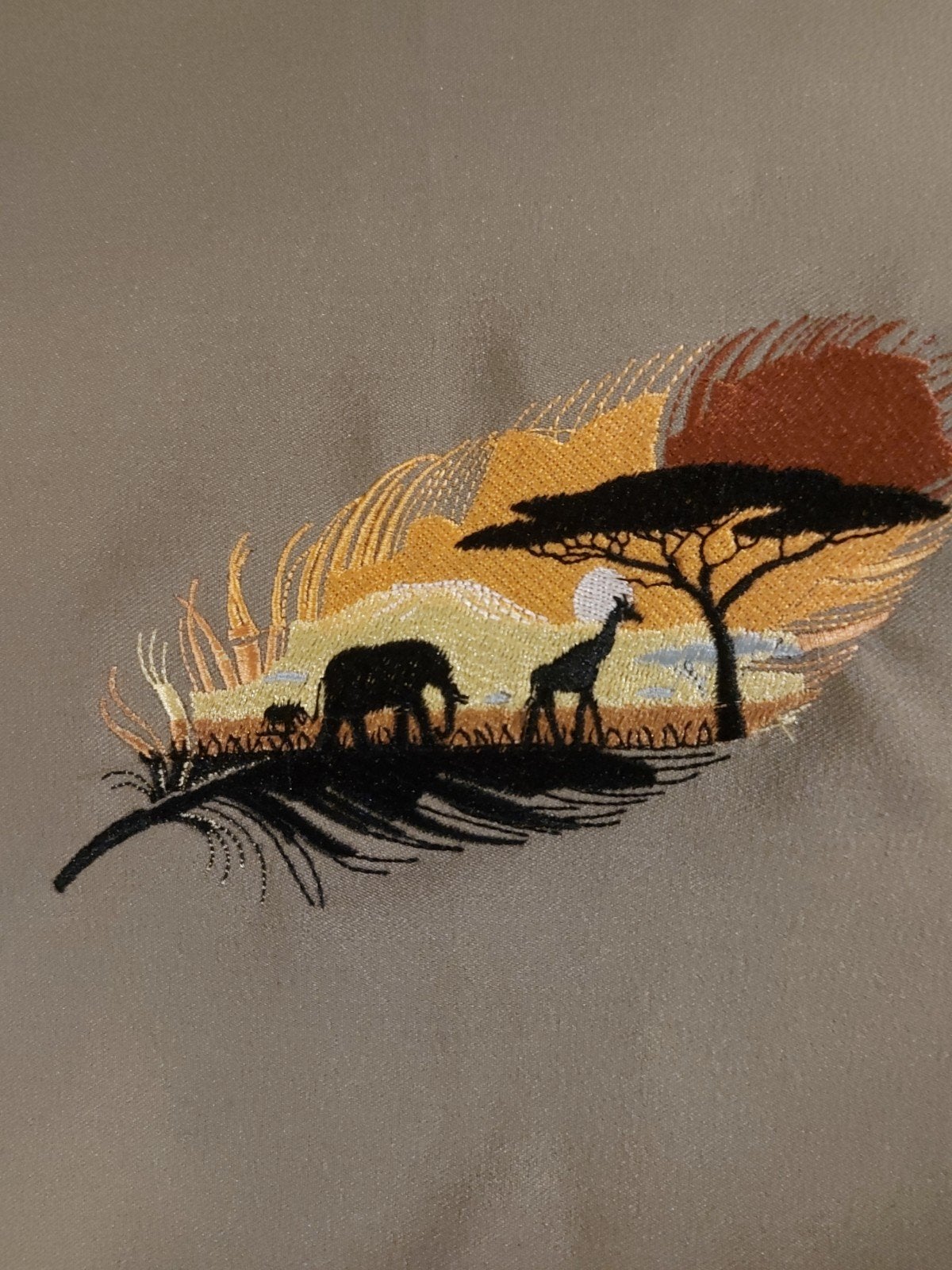 Geborduurde veer met safari landschap op stof 14x17cm, Hobby en Vrije tijd, Stoffen en Lappen, Ophalen of Verzenden, Nieuw
