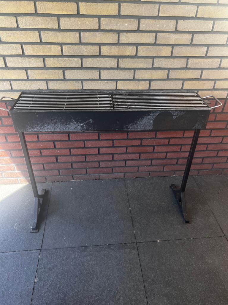 Robuuste lange barbecue met onderstel, Ophalen of Verzenden, Gebruikt