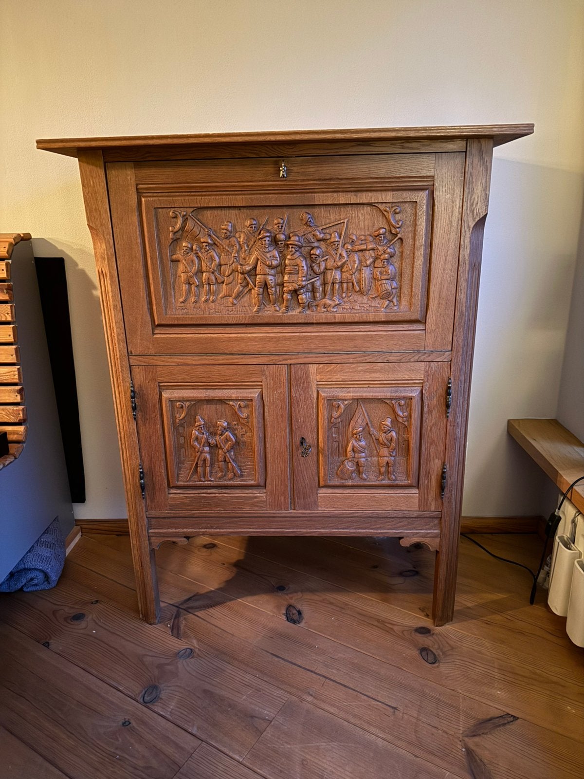Antiek Klepbureau met Houtsnijwerk en Dubbele Deur, Ophalen
