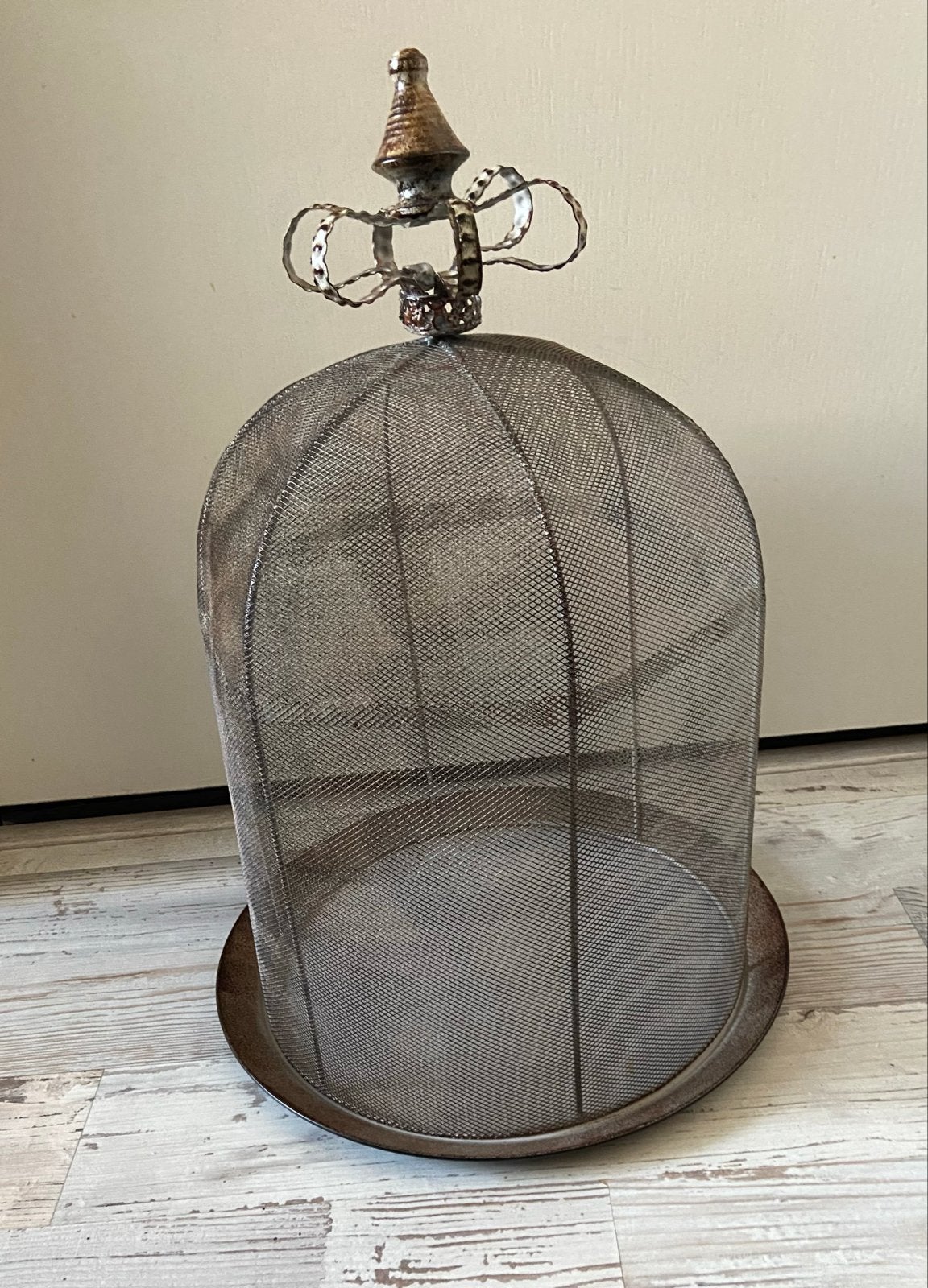 Decoratieve metalen stolp met schaal, Vintage, Gebruikt, Ophalen of Verzenden, Metaal