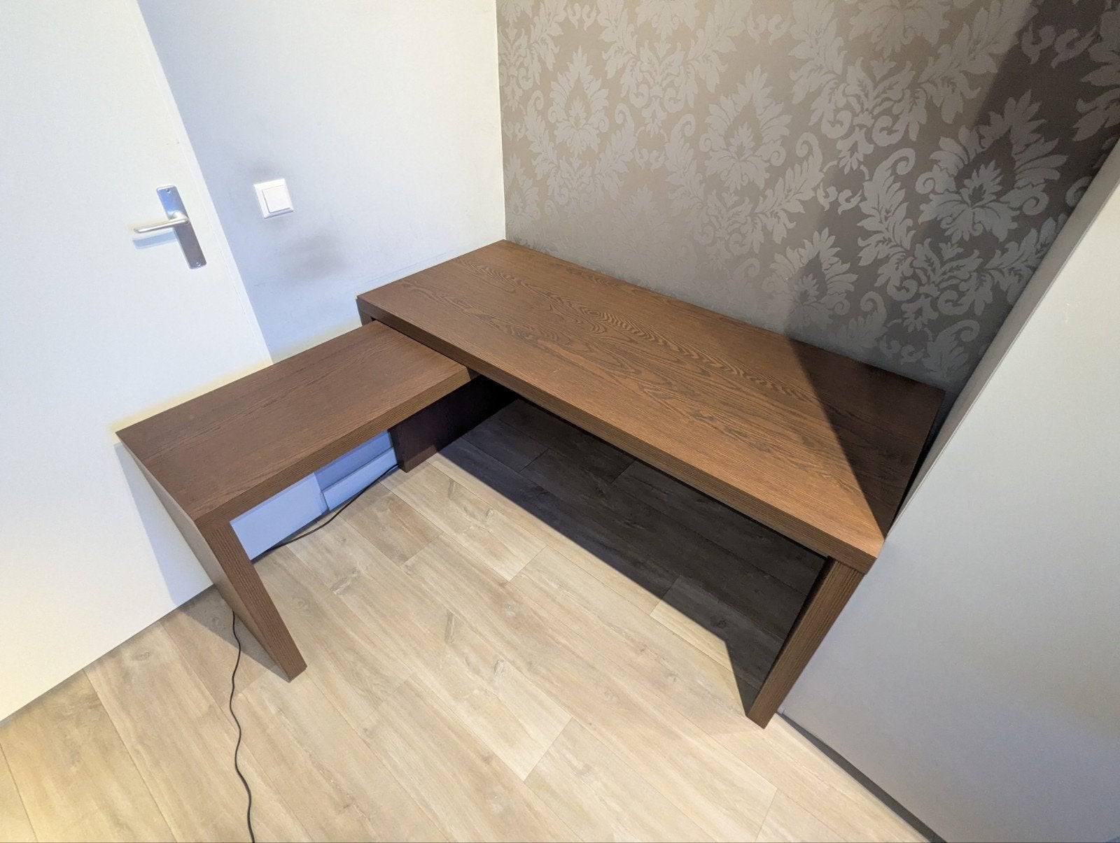 Ikea Malm bureau met uittrekbaar gedeelte, Huis en Inrichting, Bureaus, Ophalen, Opbergruimte, Gebruikt, Spaanplaat of MDF