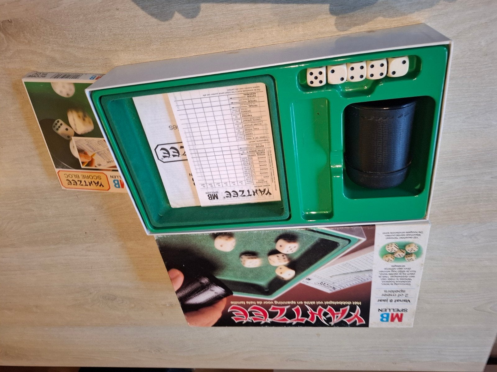 Vintage Yahtzee dobbelspel van MB Spellen, Hobby en Vrije tijd, Klantenservice@hasbro.nl, Postbus 300, 3700 AH Zeist, Nederland