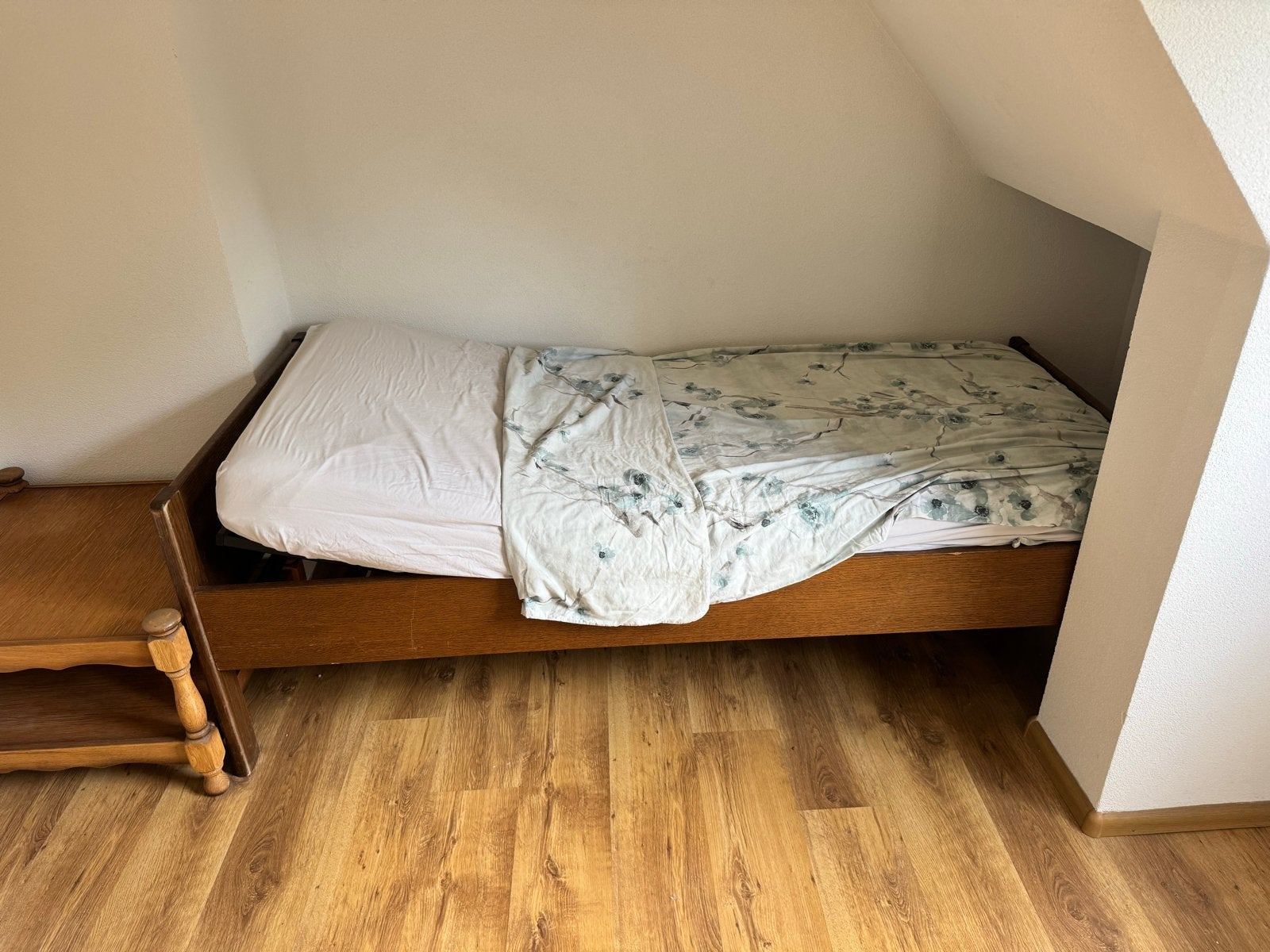 Gratis eenpersoonsbed, handmatig in hoogte verstelbaar, Huis en Inrichting, Ophalen, 90 cm, Eenpersoons, Bruin