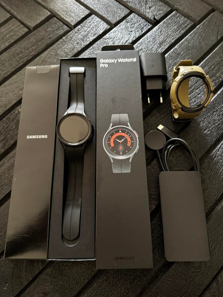 Samsung Galaxy Watch 5 Pro + Spigen case (G-Shock look), Ophalen, Zwart, Zo goed als nieuw, Waterdicht