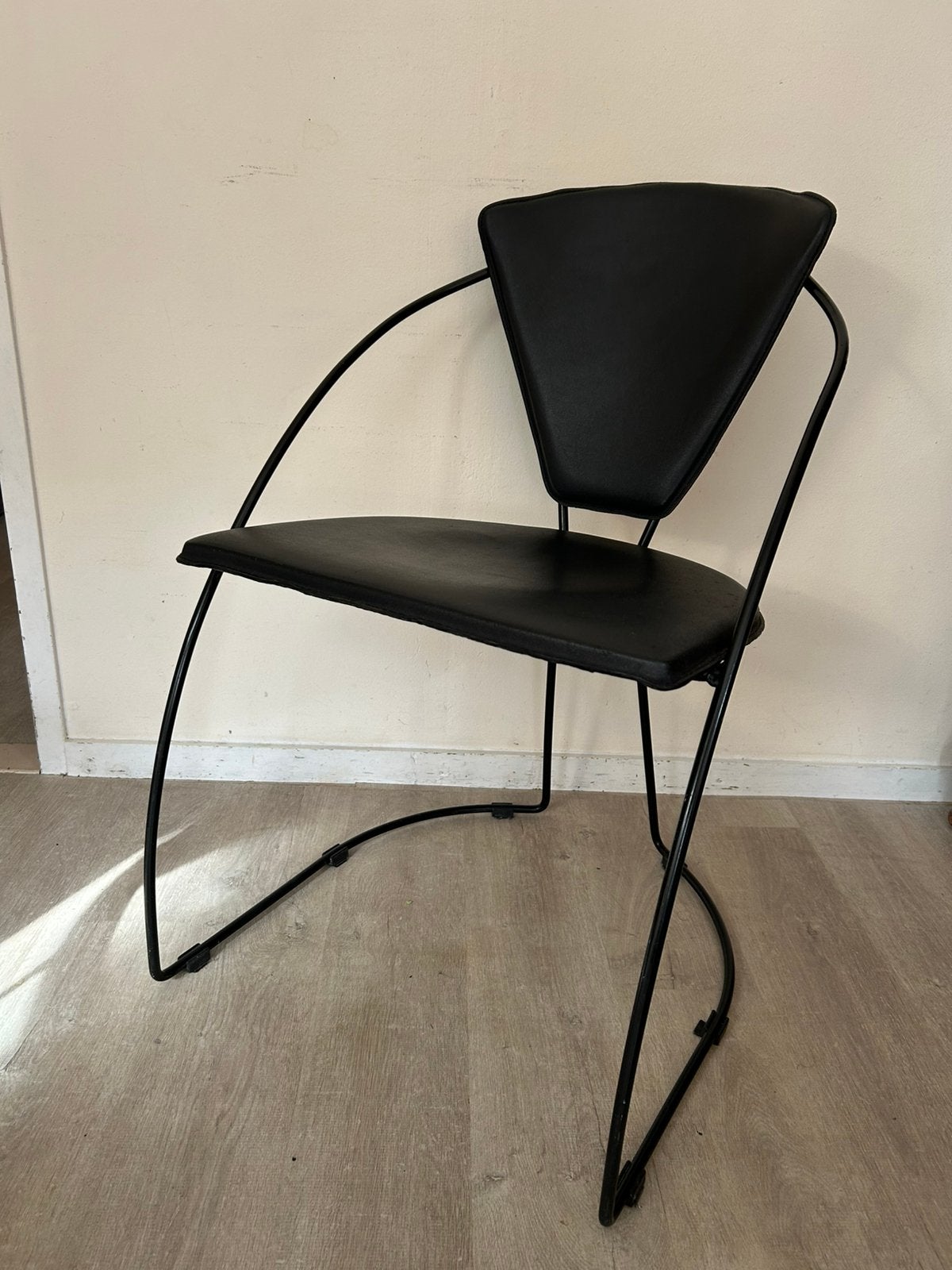 Italiaanse designstoel “Linda” van Arrben jaren ’80, Huis en Inrichting, Ophalen, Gebruikt, Zwart, Leer