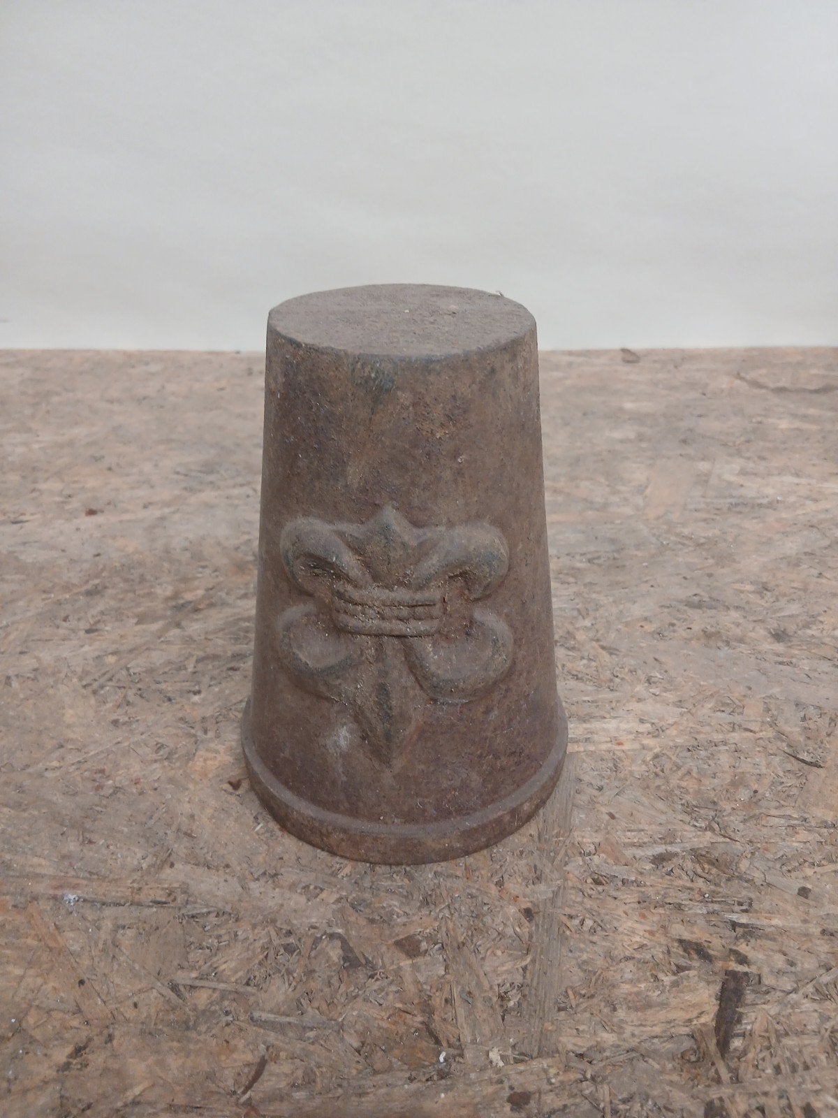 Decoratieve gietijzeren pot Franse lelie Fleur-de-lis, Antiek en Kunst, Ophalen of Verzenden
