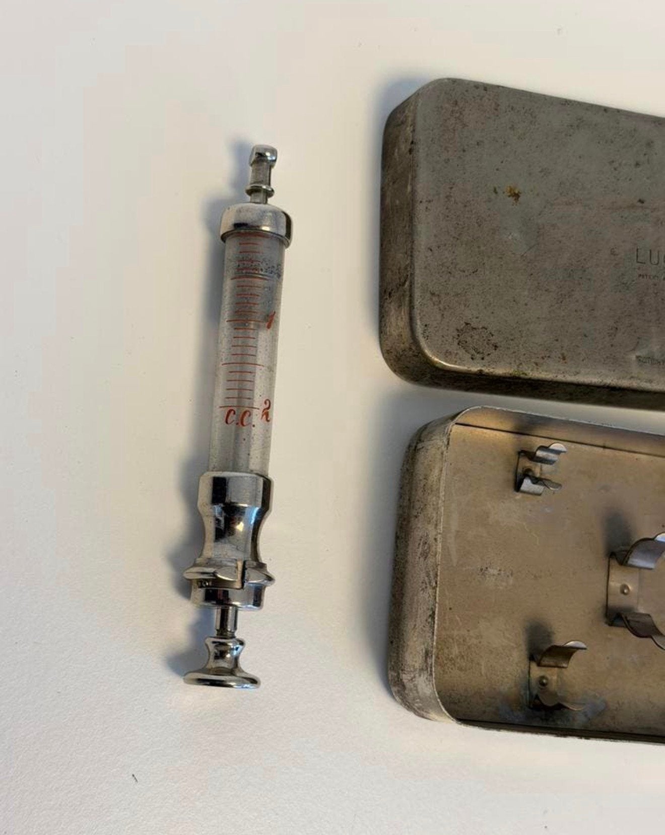 Antiek Glazen glas Medische Injectiespuit in blik 1940 LUC, Ophalen of Verzenden