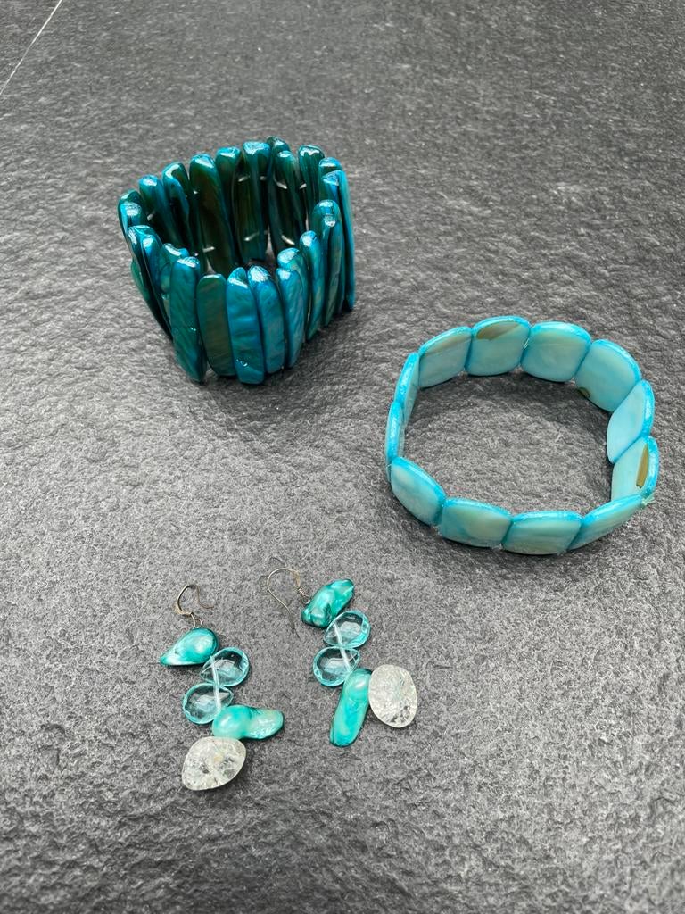Set van 2 parelmoer armbanden + oorbellen - turquoise, Sieraden, Tassen en Uiterlijk, Armbanden, Ophalen of Verzenden, Zo goed als nieuw