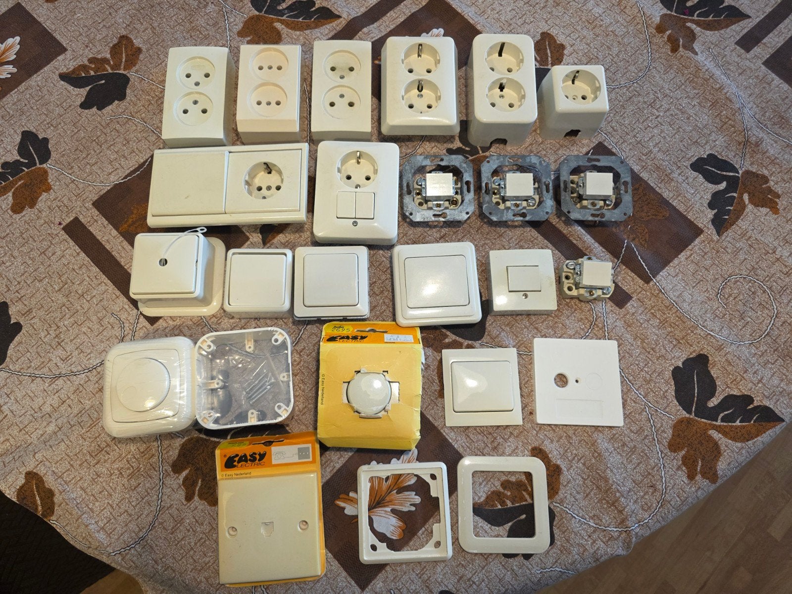 Assortiment stopcontacten en schakelaars, Ophalen of Verzenden