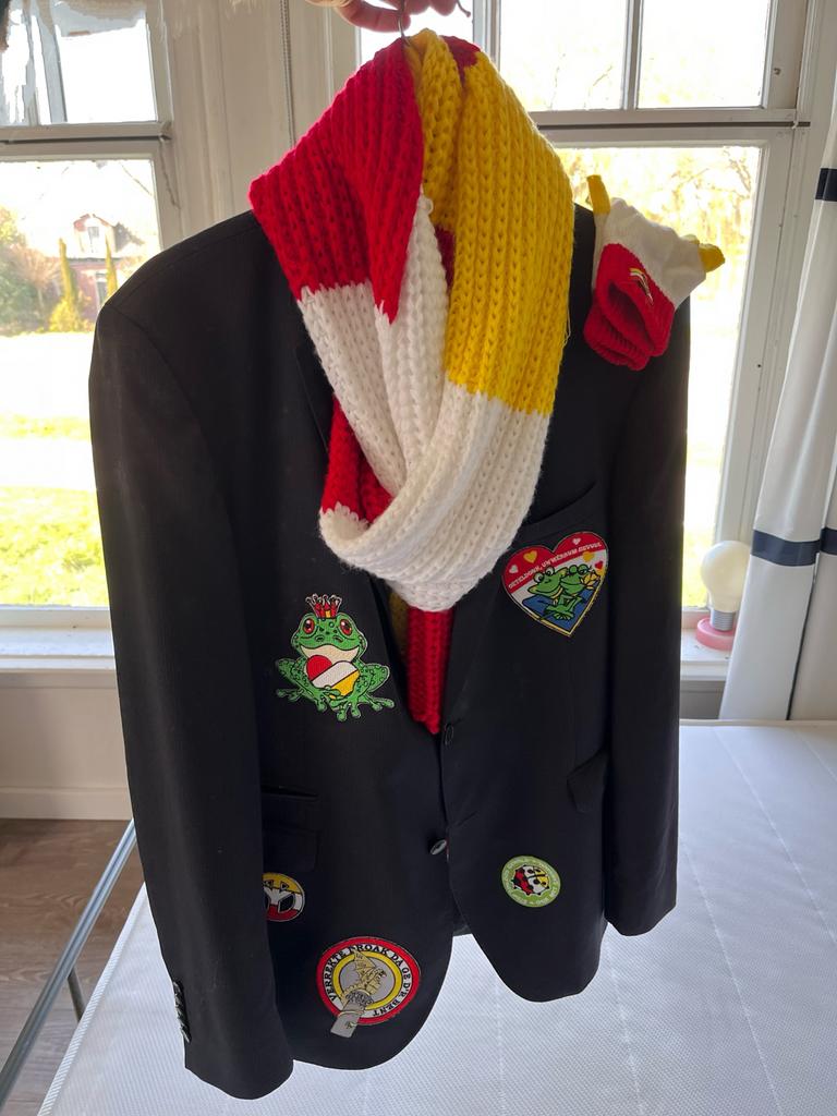 Carnaval Oeteldonk jasje, sjaal en handschoenen, Kleding | Dames, Carnavalskleding en Feestkleding, Carnaval, Kleding, Gedragen