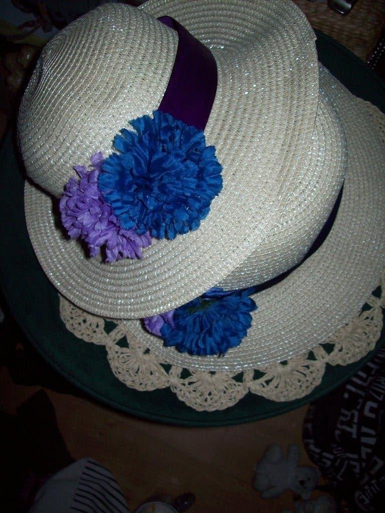 Strandhoed  met bloemen en lint, Kleding | Dames, 56 of 57 cm (M, 7 of 7⅛ inch), Hoed, Nieuw, Ophalen of Verzenden