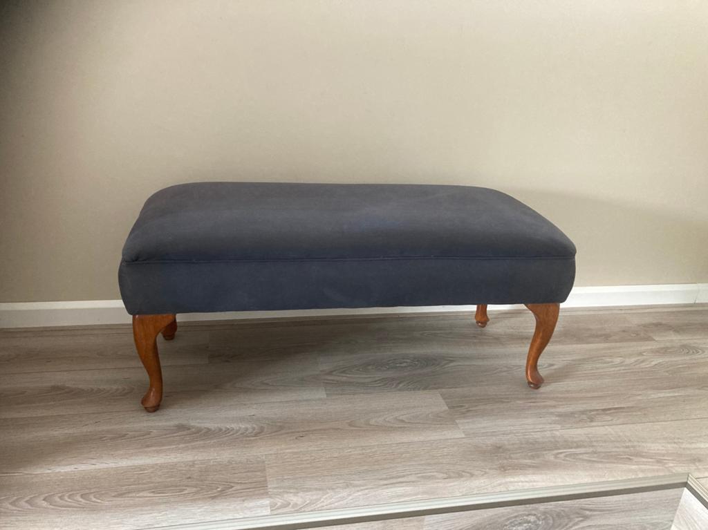 Bankje, blauw met houten poten, Ophalen, Minder dan 50 cm, Gebruikt, 100 tot 125 cm
