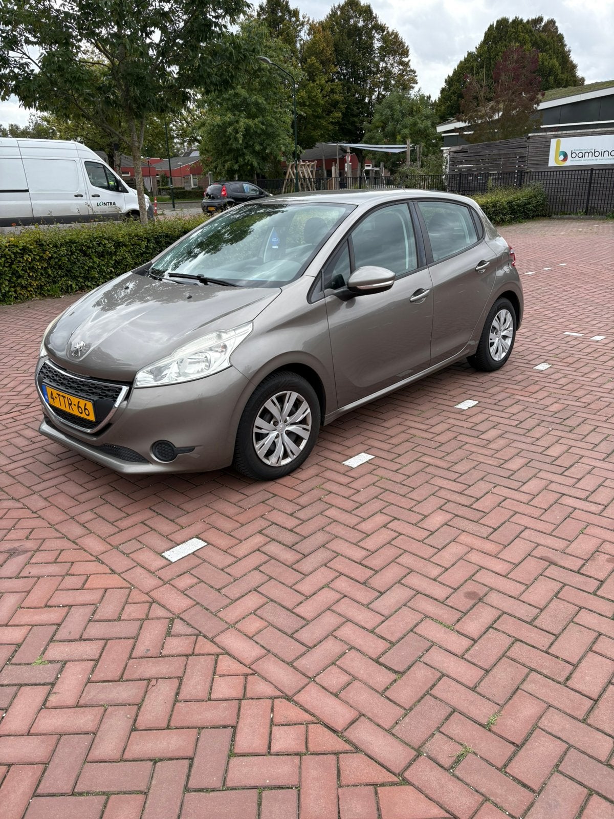 Peugeot 208 1.2 VTI 60KW/82PK 5-D 2012 Grijs, Voorwielaandrijving, 31 €/maand, 1199 cc, Handgeschakeld