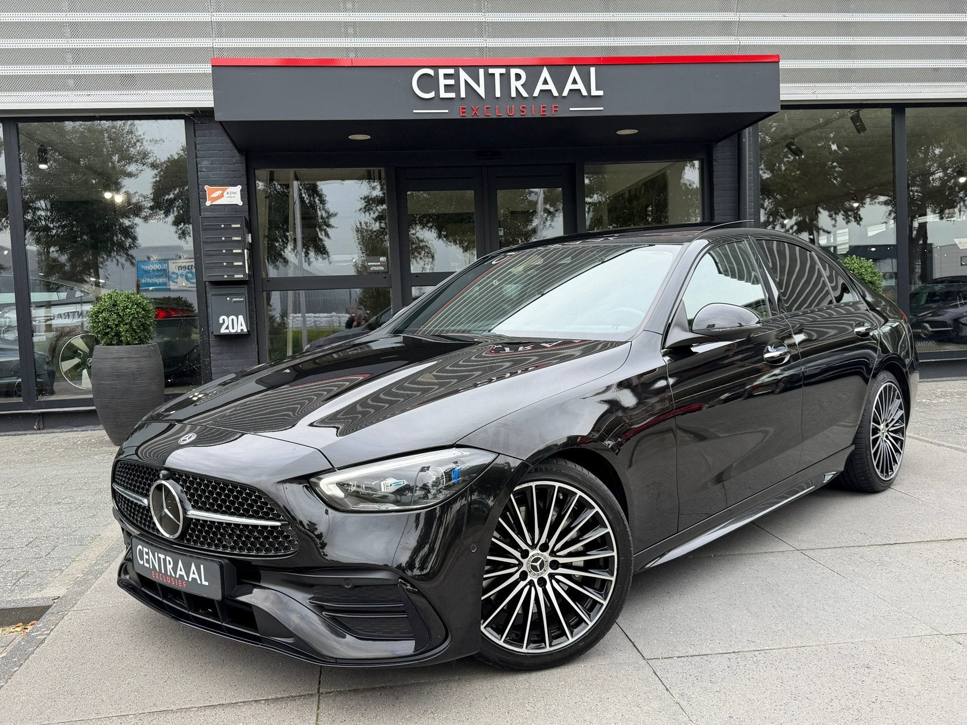 Mercedes-Benz C-klasse 200 4MATIC AMG Burmester|Pano|Keyless, Automaat, 15 km/l, 4 cilinders, Zwart