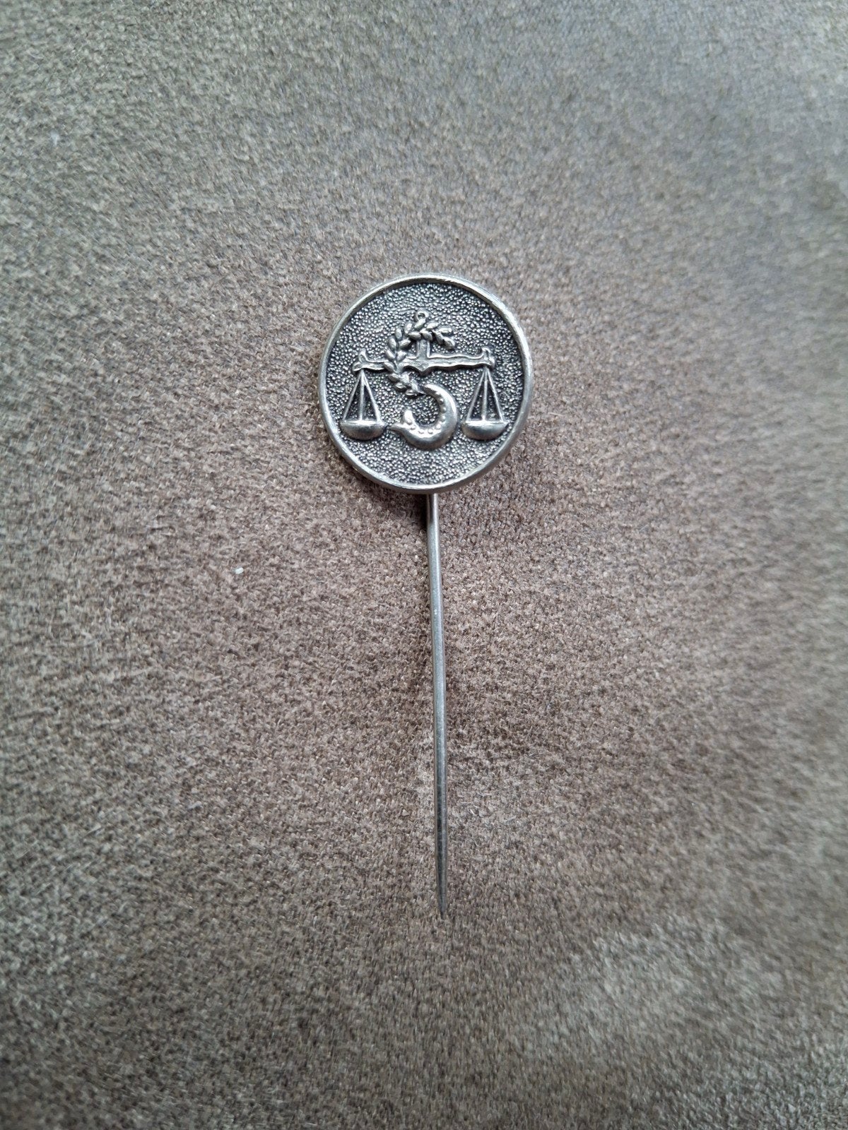Speldje afb. weegschaal, Verzamelen, Speldjes, Pins en Buttons, Ophalen of Verzenden, Gebruikt