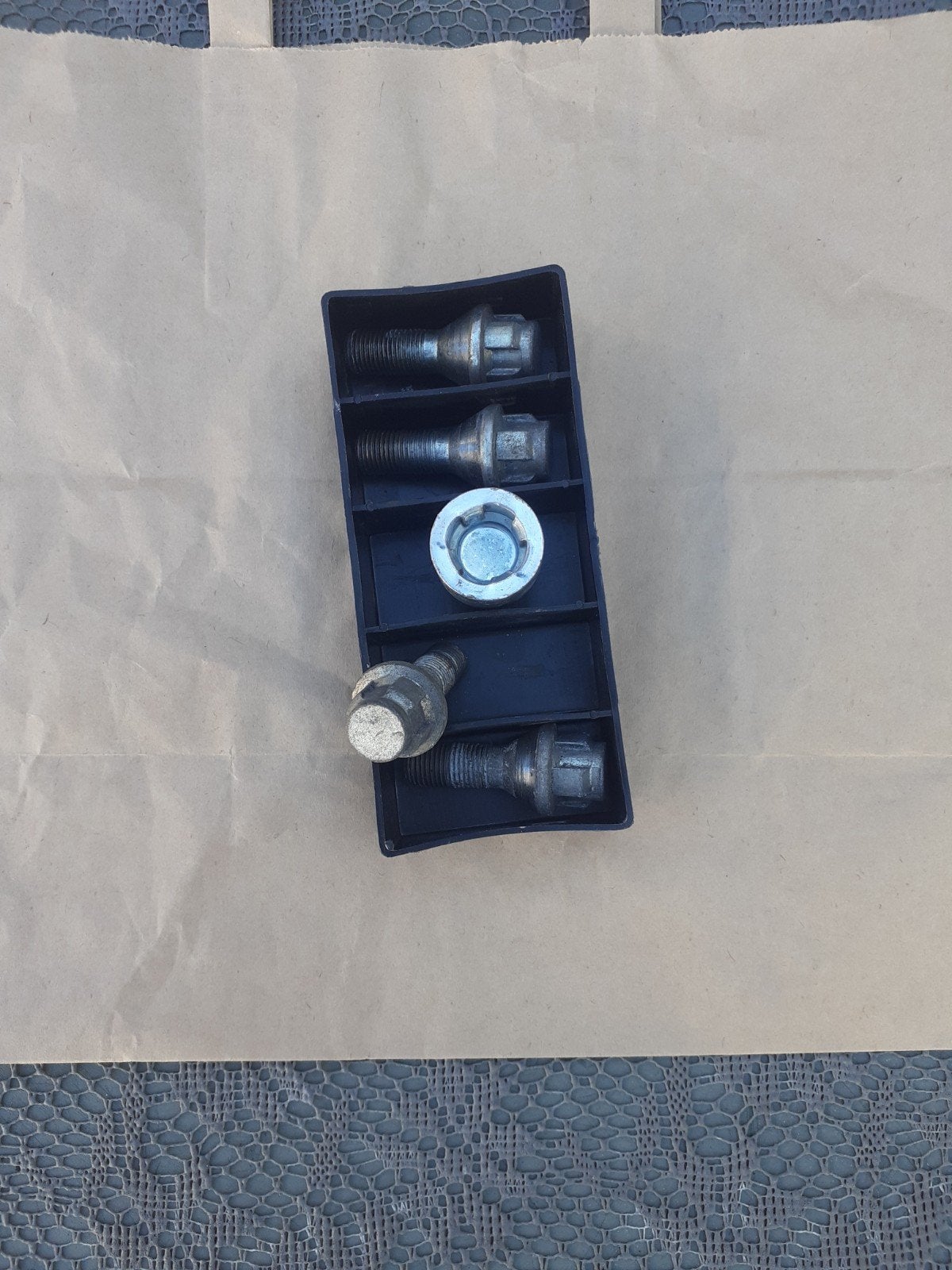 Te koop 1 set velgen  slot bouten, Ophalen