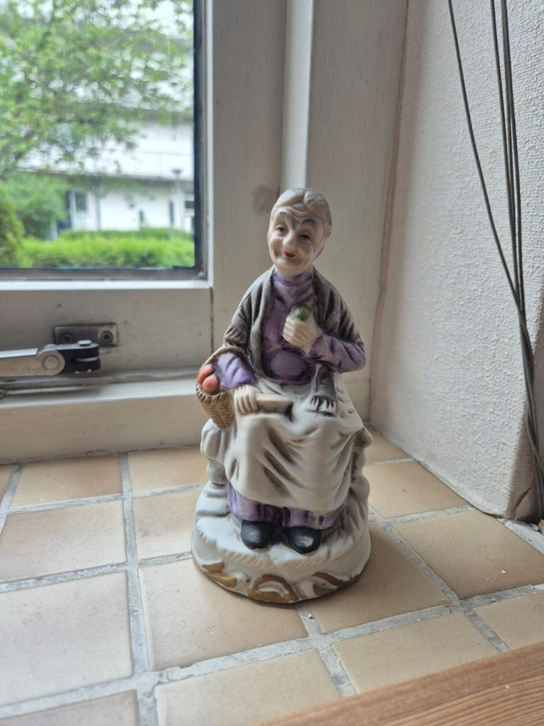 Vintage beeldje van oude vrouw, minimaal 50 jaar oud, Antiek en Kunst, Ophalen, Minder dan 20 cm, Handgemaakt, Steen of Keramiek