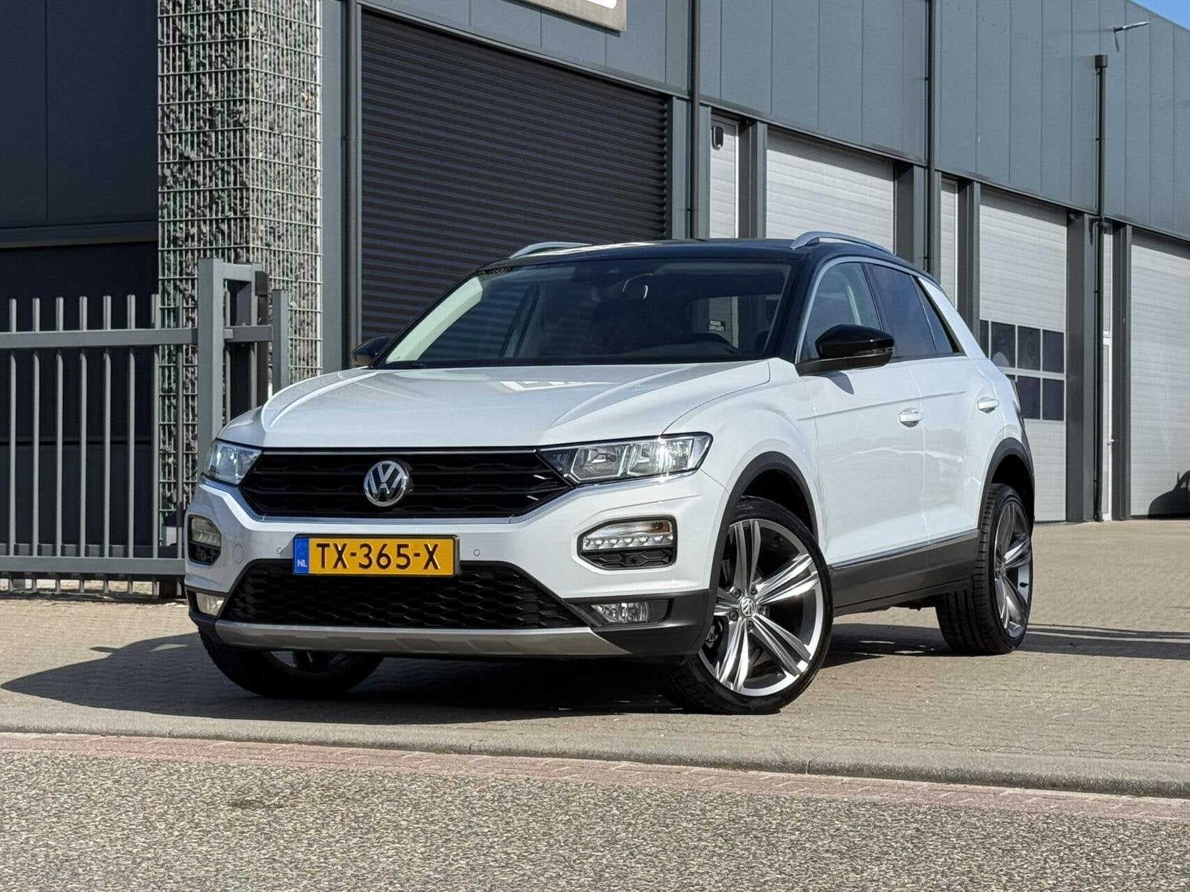 Volkswagen T-Roc 1.0 TSI | CarPlay | Camera | 19" R-Line | S, Voorwielaandrijving, Gebruikt, Euro 6, 116 pk