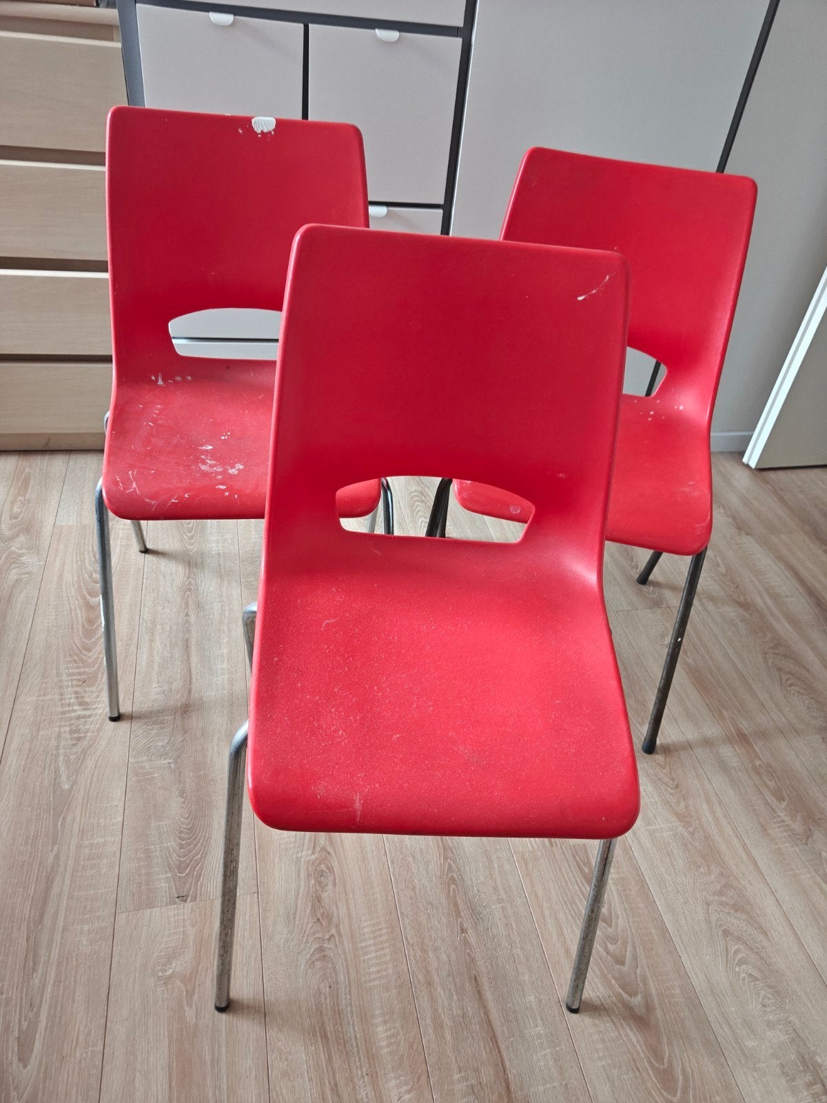 gratis af te halen - Set van 3 rode kunststof stoelen, Ophalen, Modern, functioneel, Drie, Rood