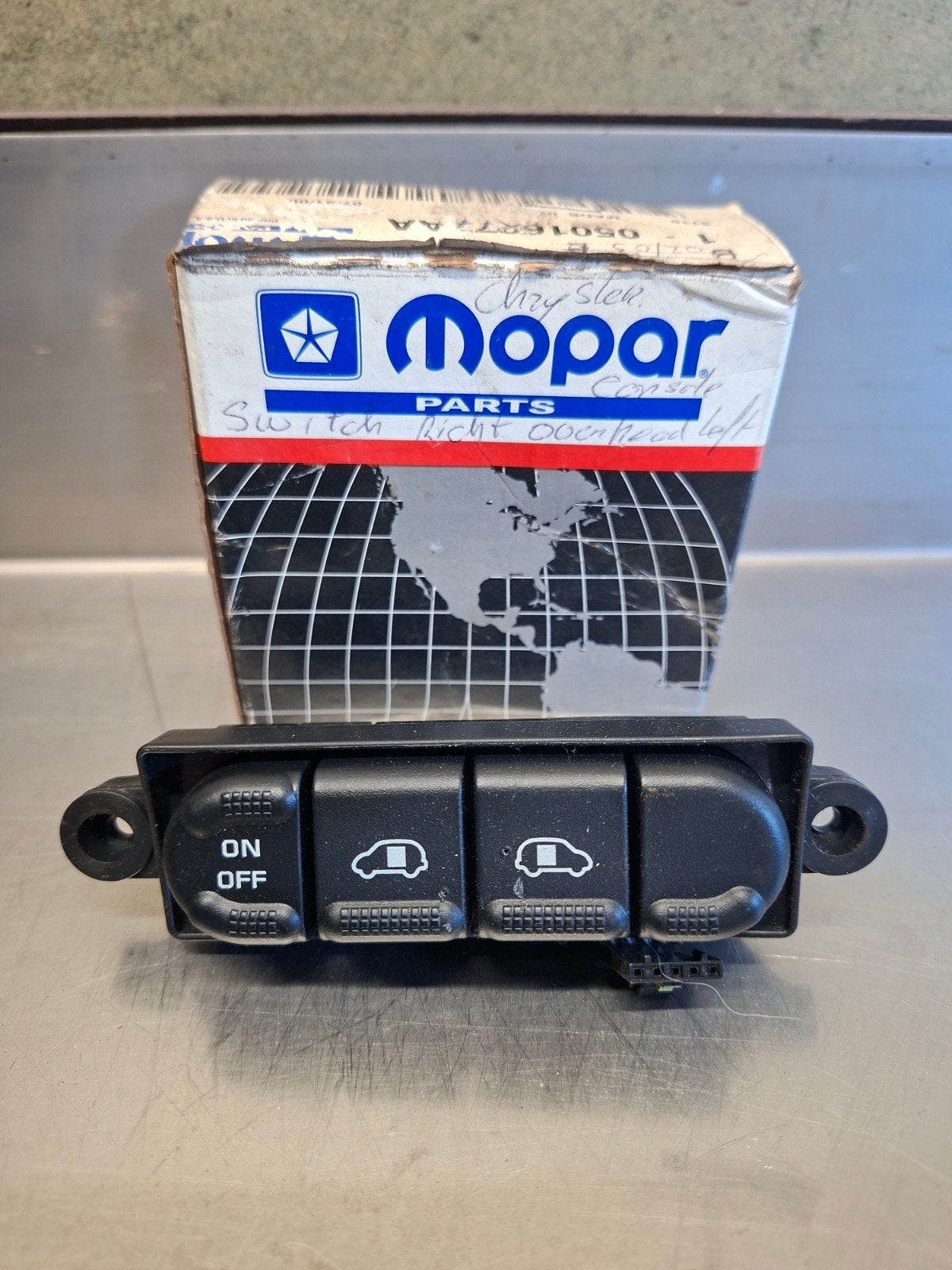 Mopar Chrysler Console Schakelaar 05016277AA, Auto-onderdelen, Ophalen of Verzenden