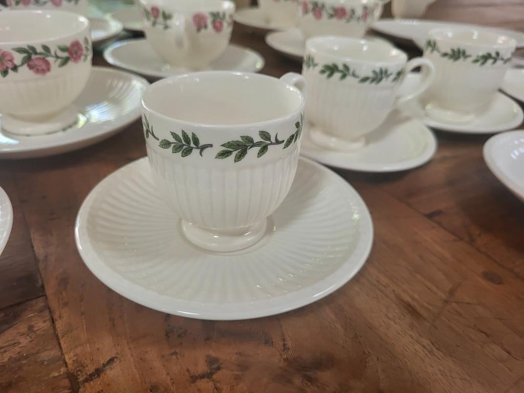 Koopje! Wedgwood Servies: Thee/ Koffiekopjes & Gebakschotels, Huis en Inrichting, Keuken | Servies, Ophalen of Verzenden, Porselein