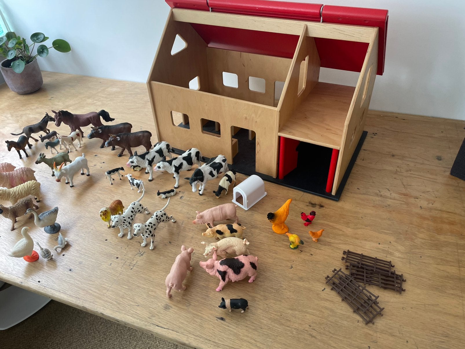 Houten boerderij met speelgoeddieren., Ophalen of Verzenden, Zo goed als nieuw