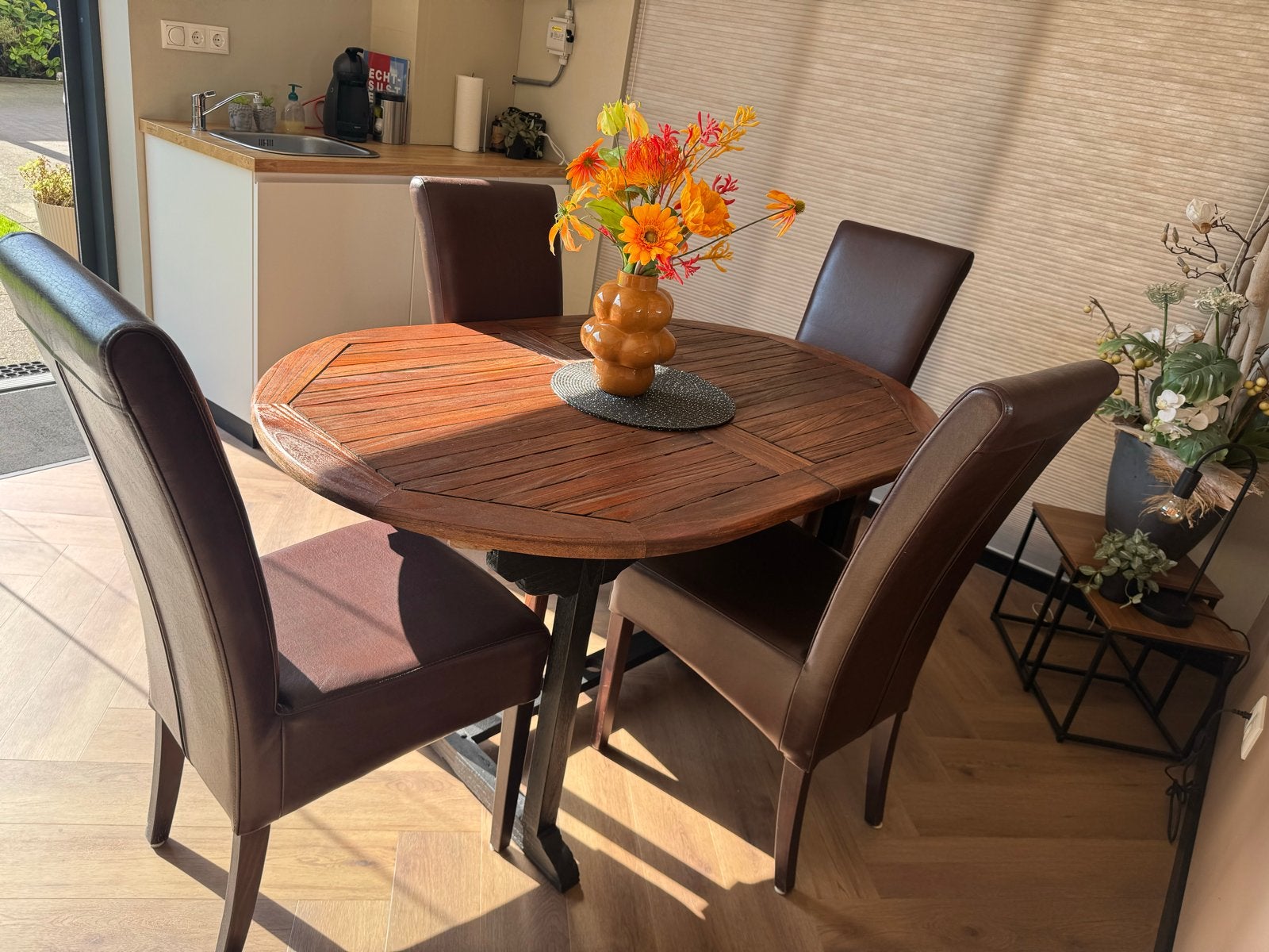 Uitschuifbare eettafel met 4 bruine stoelen