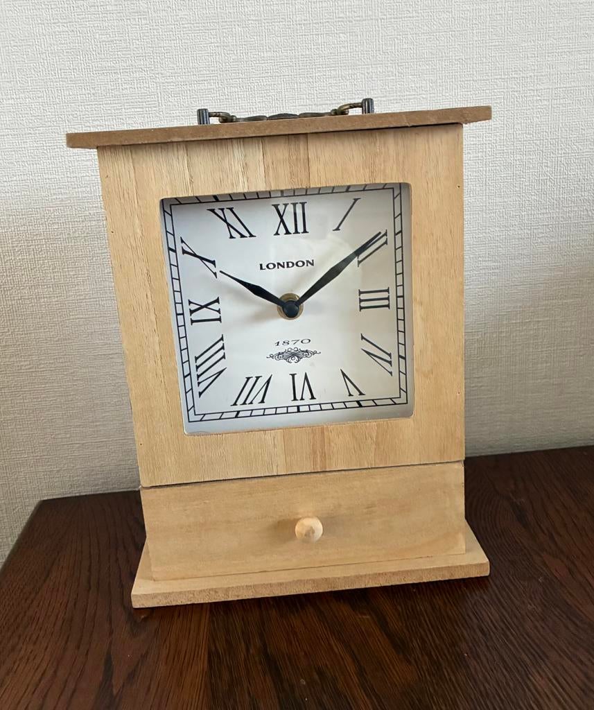 Tafelklok met opberglaadje. Hout (afm:B19/H23.5), Ophalen of Verzenden, Zo goed als nieuw, Staande klok