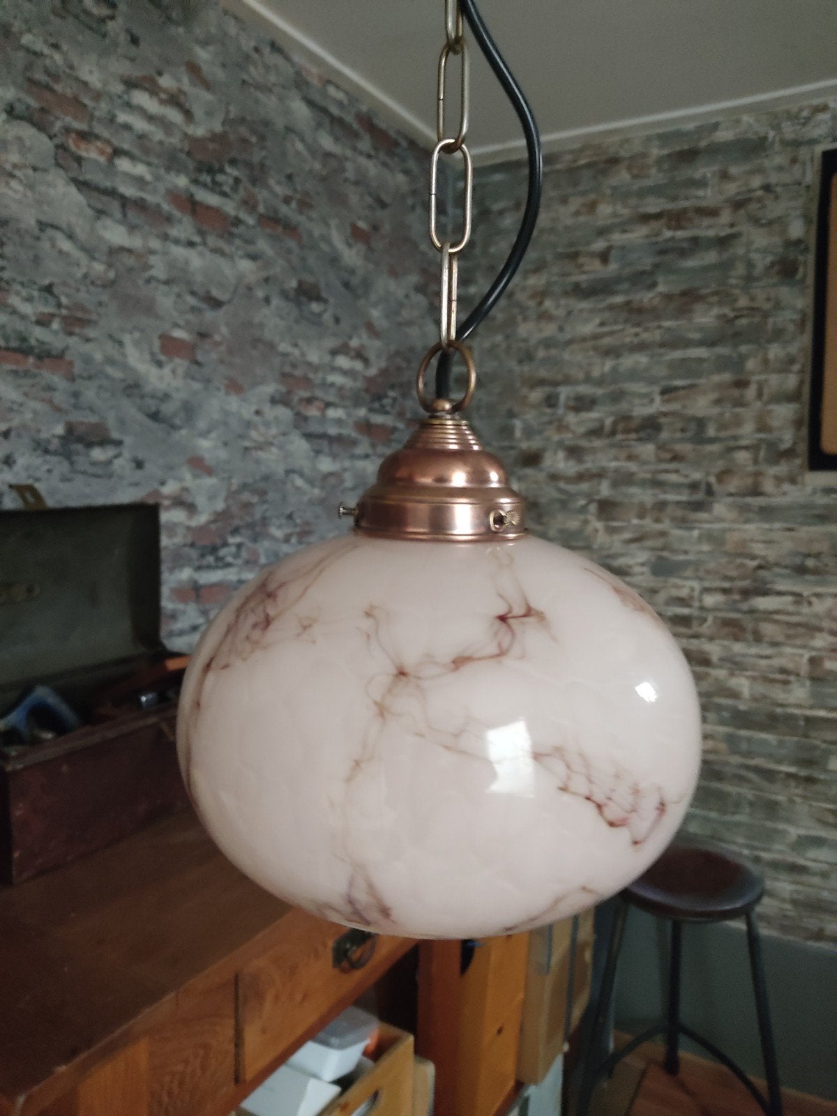 Antieke gemarmerde hanglamp, Huis en Inrichting, Lampen | Hanglampen, Ophalen of Verzenden, Gebruikt, Glas, 75 cm of meer