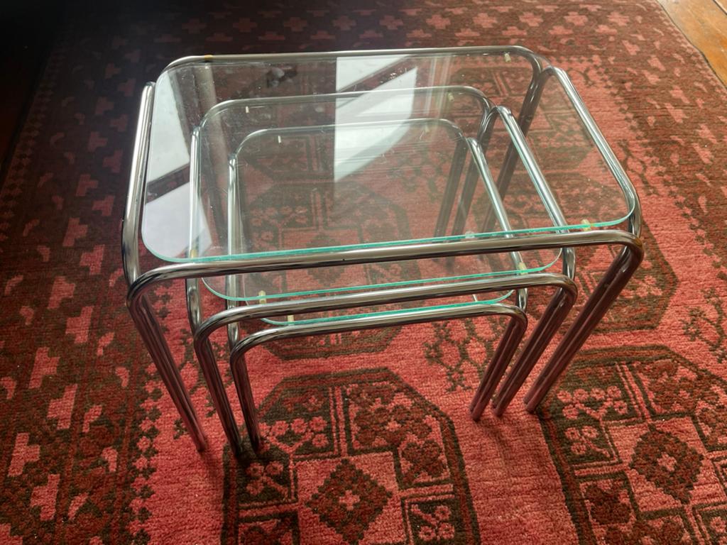 Hollywood regency glass nesting table set / bijzettafels, Huis en Inrichting, Tafels | Bijzettafels, Minder dan 55 cm, Gebruikt