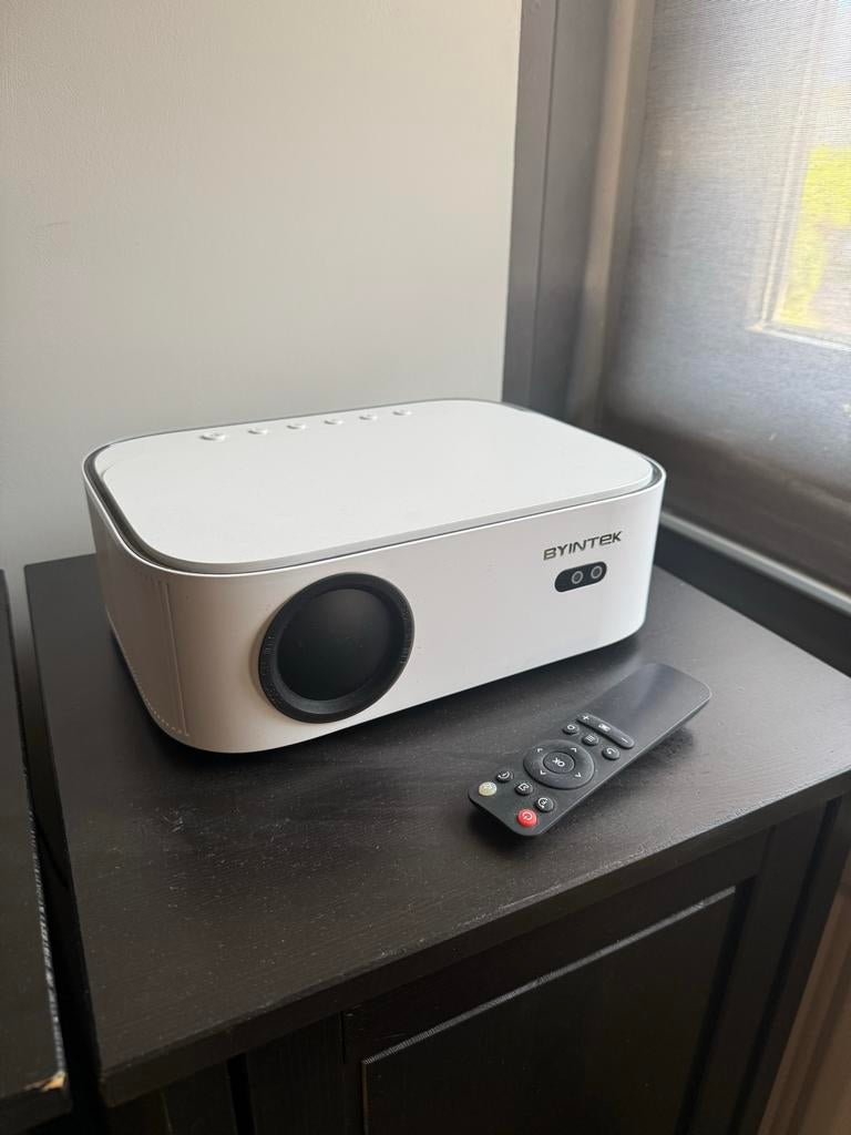 BYINTEK Beamer Full HD 1920x1080 - Zo goed als nieuw, Audio, Tv en Foto, Beamers, Zo goed als nieuw, LED, Full HD (1080), Ophalen of Verzenden