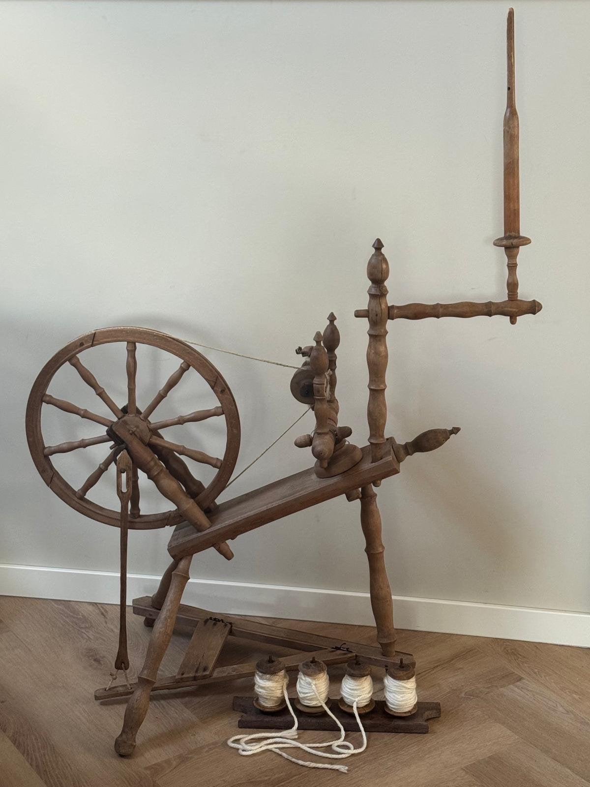 Antiek houten spinnewiel met garenklossen, Ophalen, Gebruikt, Overige typen