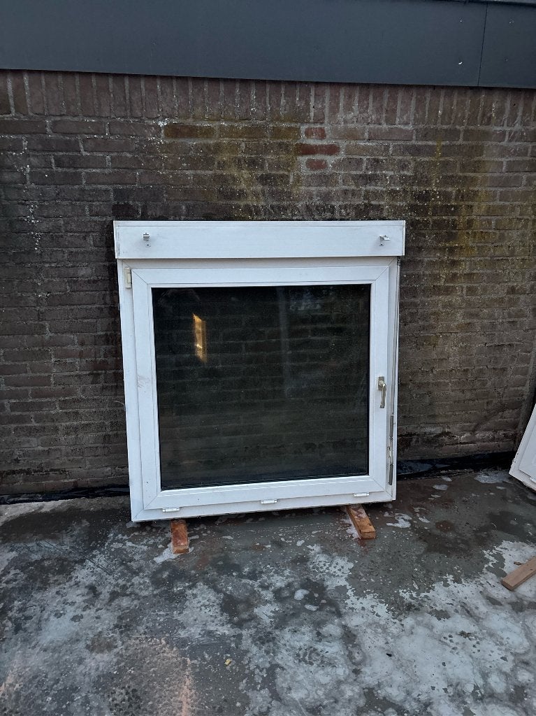 Kunststof raam 135x126 cm incl. ingebouwde rolluik, Kunststof, Gebruikt, Raamkozijn, Inclusief glas