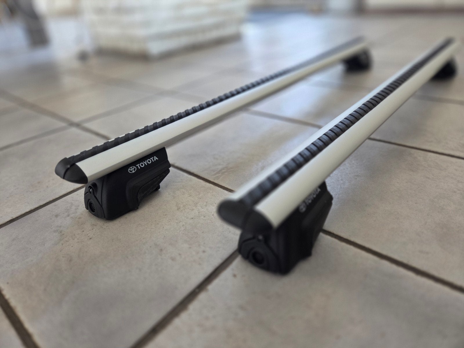 Originele Toyota Yaris Cross Bar - Splinternieuw, Auto diversen, Onbekend, Nieuw, Toyota, Ophalen of Verzenden