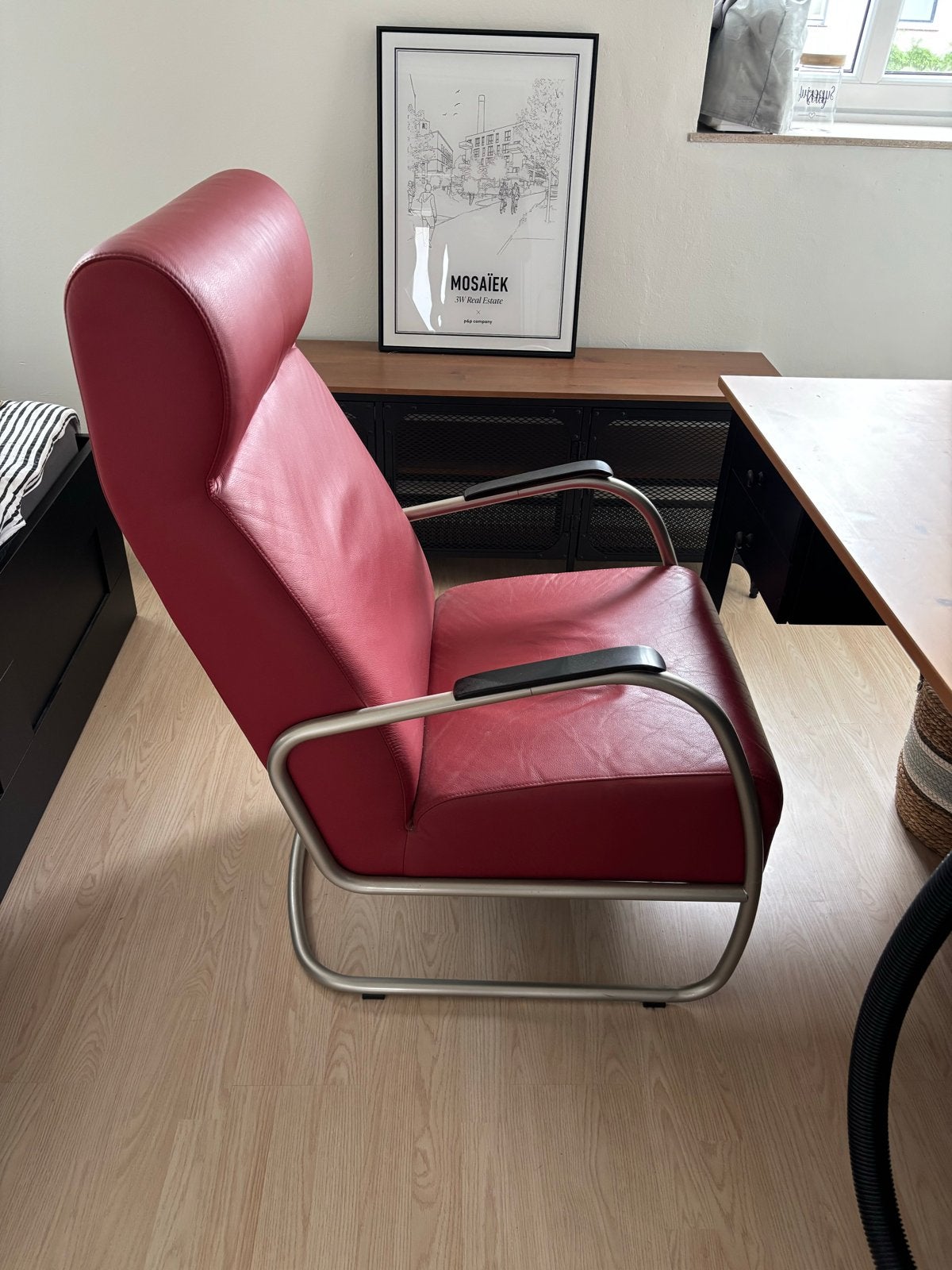 Comfortabele rode fauteuil met metalen frame, Ophalen, Leer, Zo goed als nieuw, Eén