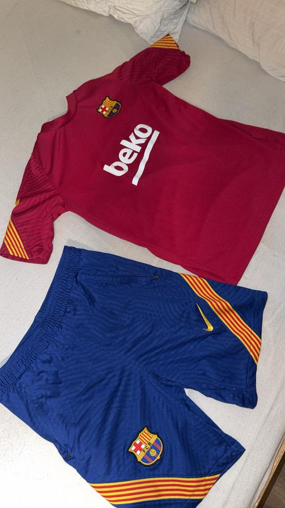 Origineel Barcelona voetbalpak - Maat XS, Sport en Fitness, Voetbal, Ophalen of Verzenden, Zo goed als nieuw