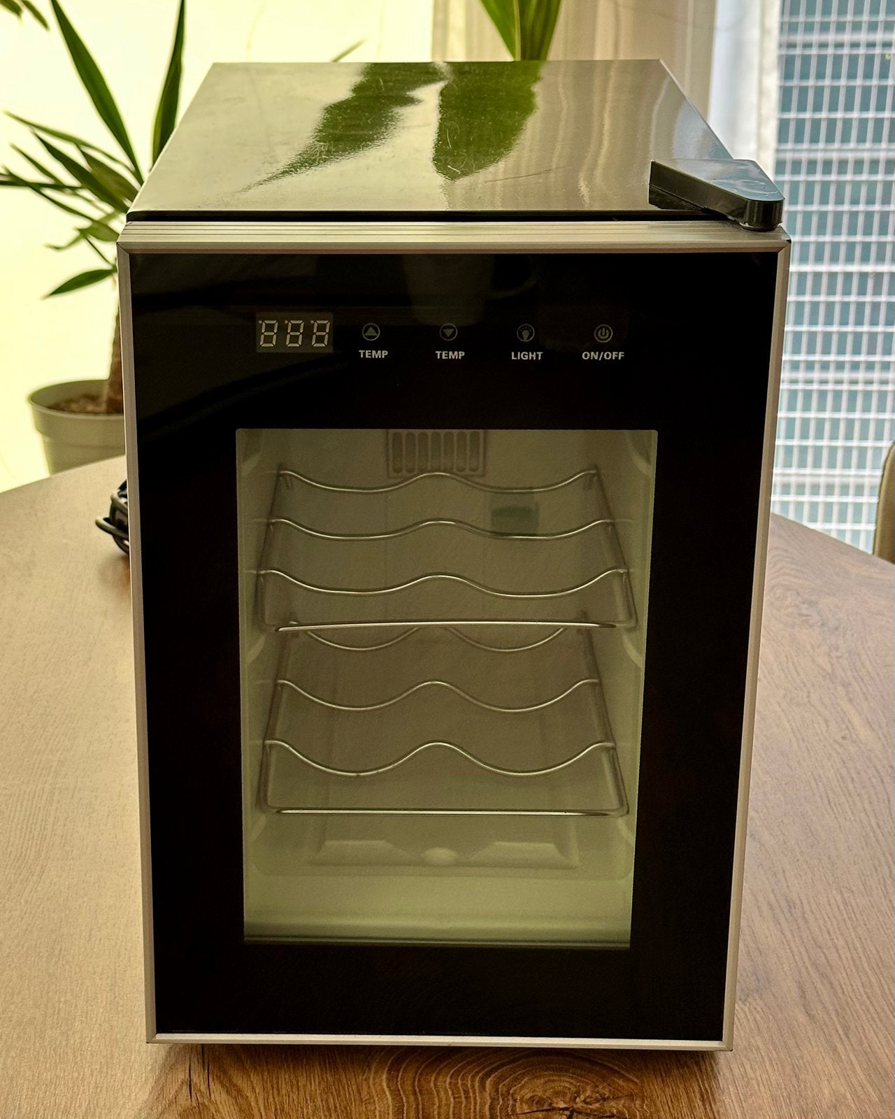 Wijnkoelkast met Touchscreen & LED-verlichting, Ophalen, Zonder vriesvak, Minder dan 45 cm, Minder dan 85 cm