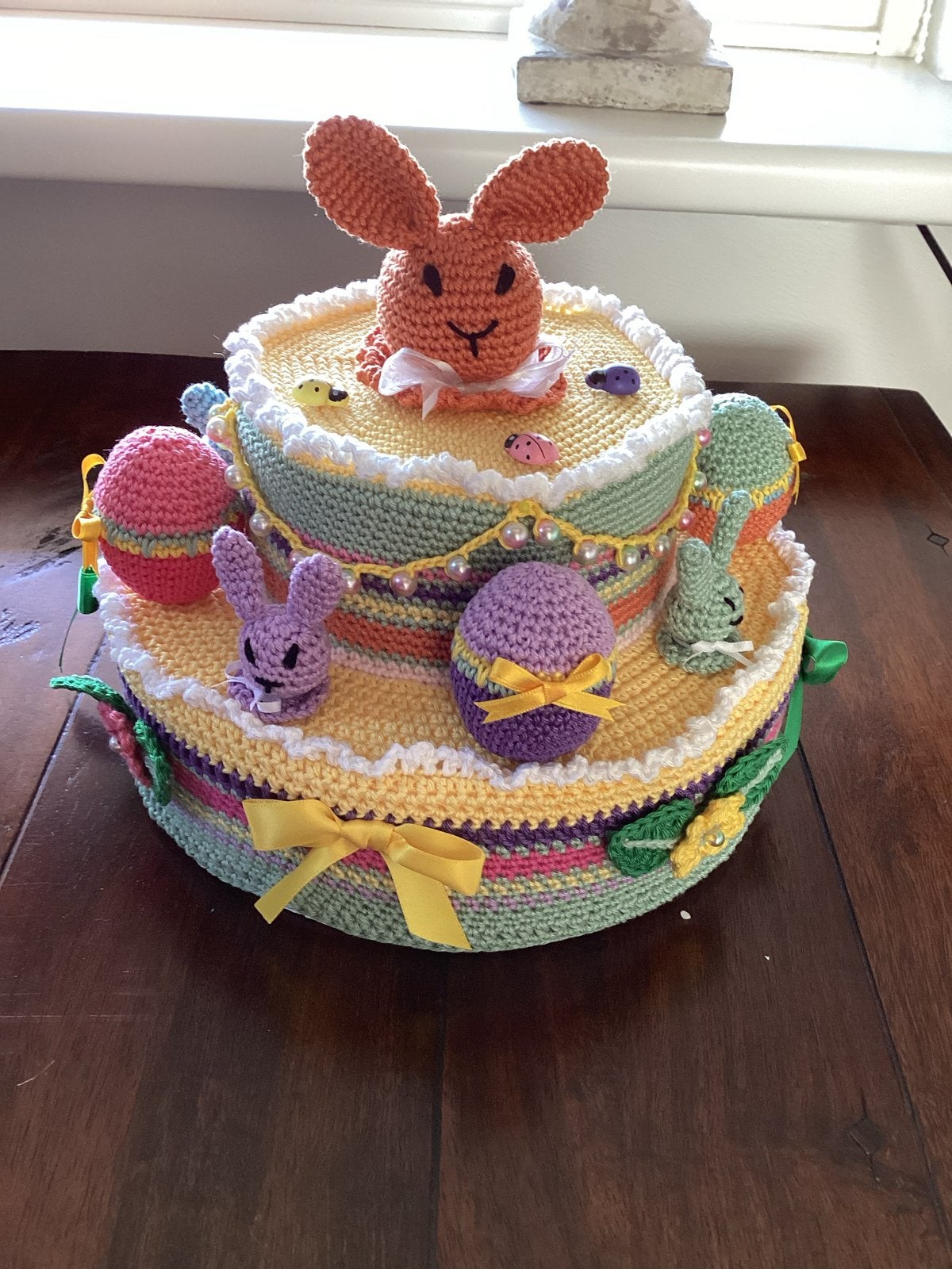 Unieke handgehaakte paastaart decoratie, Handgemaakt, Textiel, Nieuw, Meerkleurig