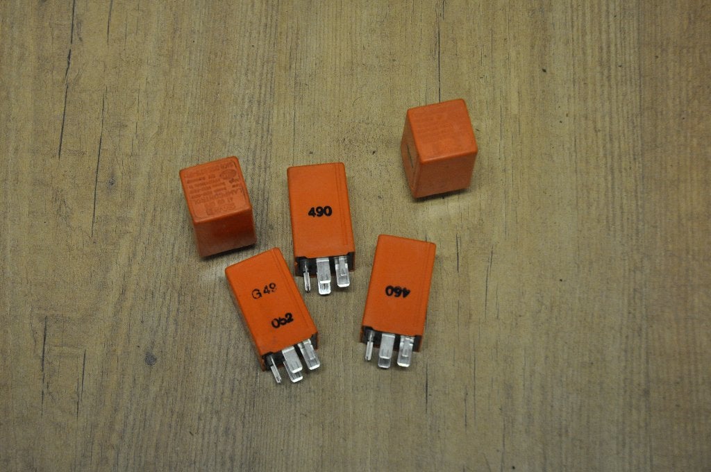 Relais lampcontrole oranje Saab 9000, 900NG, 9-3, 9-5 refurb, Info@saabcars.se, Ophalen of Verzenden, Saab, 461 38 Trolhatten Zweden
